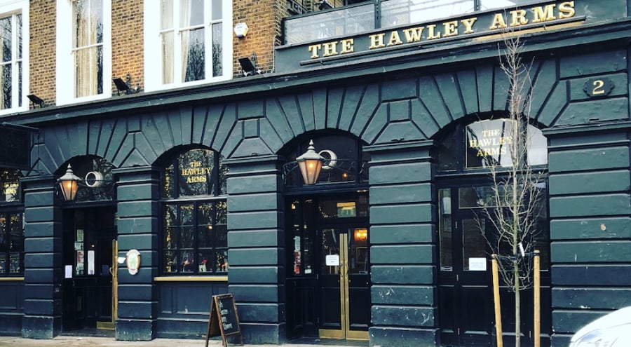 The Hawley Arms từng là quán bar yêu thích của cố ca sĩ Amy Winehouse 