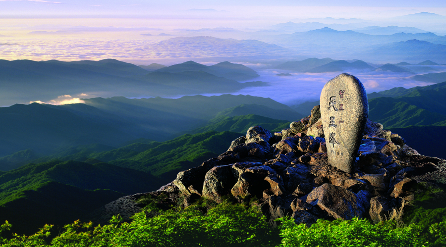 Núi Cheonwangbong cao 1.915 m là đỉnh cao nhất thuộc dãy núi Jirisan