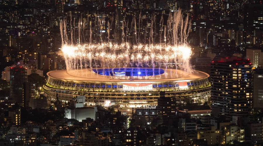 Pháo hoa thắp sáng bầu trời thủ đô Tokyo trong lễ bế mạc Thế vận hội.