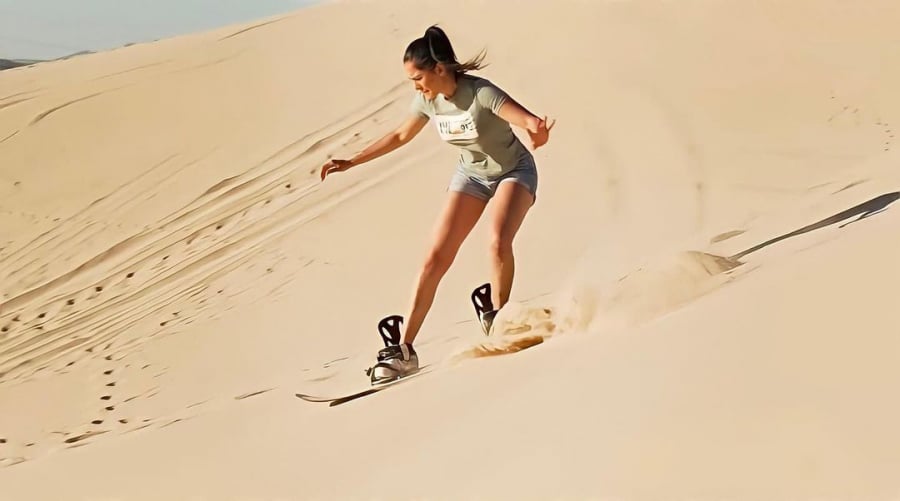 Andrea Meza trải nghiệm trượt ván tạ cồn cát Samalayuca. Ảnh: Andrea Meza/Instagram