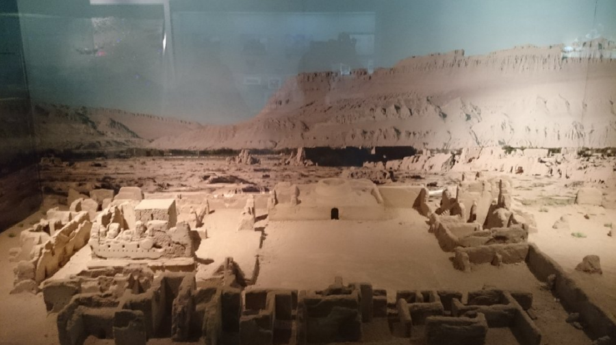 Phòng triển lãm chính giới thiệu lịch sử chung của khu vực Turpan. Ở khu vực này, bạn sẽ thấy những hiện vật mang dấu vết loài người từ thời Đồ Đá và bắt đầu chuyển sang thời Đồ Đồng từ khoảng 3.000 năm trước.