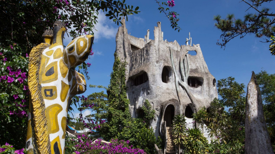Kết cấu siêu thực này gợi lại những cảnh tượng uốn éo trong tranh của danh họa Salvador Dali hay các tác phẩm hữu cơ của kiến trúc sư hiện đại Antoni Gaudi
