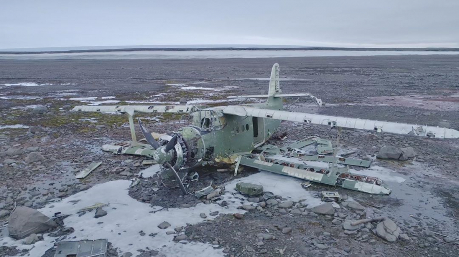 Đoàn thám hiểm Nga phải trèo lên cánh chiếc máy bay này để tránh khỏi sự truy đuổi của con gấu Bắc Cực đói ăn