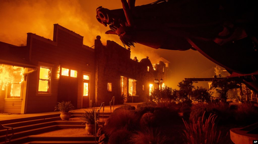 Khu sản xuất rượu vang Soda Rock ở Healdsburg, bang California, chìm trong biển lửa