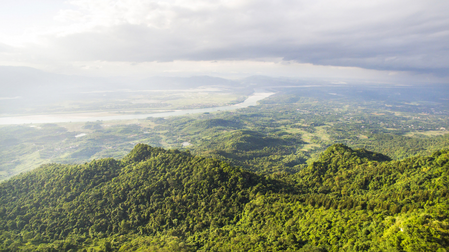 Vườn Quốc gia Ba Vì từ cote 600 m nhìn xuống dòng sông Đà uốn lượn