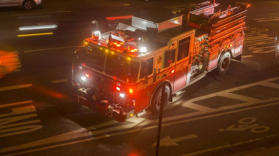 einsatzwagen-der-us-feuerwehr-symbolfoto-in-einer-chemiefabrik-nahe-houston-hat-es-eine-explosion-gegeben-