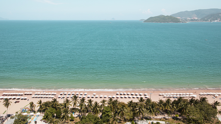 MerPerle Beach Nha Trang còn có bãi tắm riêng với bờ cát trắng bên làn nước xanh trong vắt màu ngọc bích