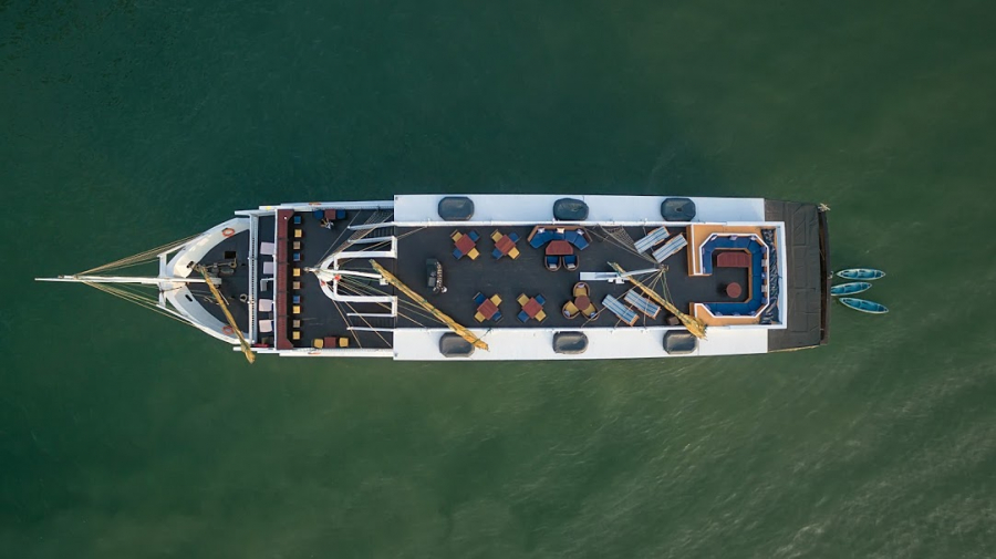 Du khách sẽ được chiêm ngưỡng trọn vẹn vẻ đẹp của vịnh Hạ Long ngay trên tầng cao nhất của du thuyền