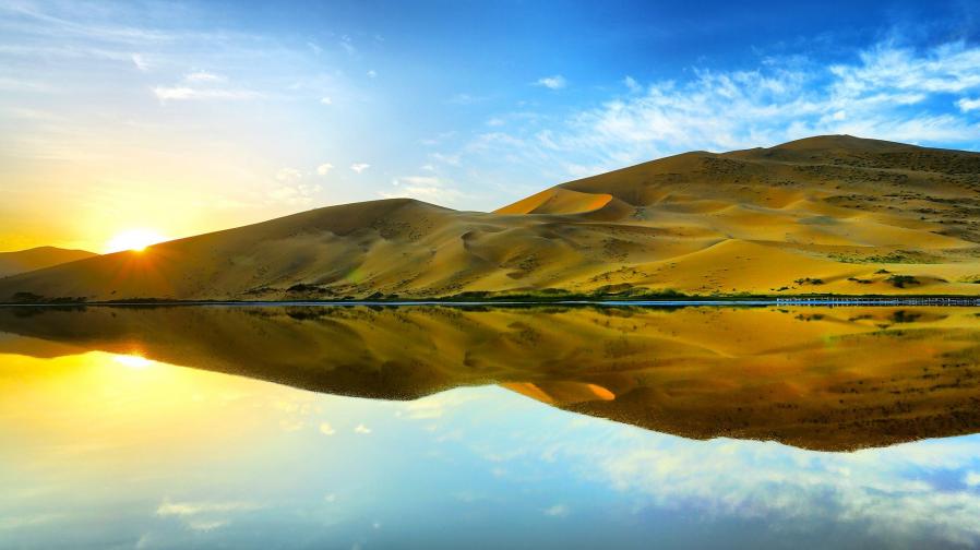 Mặt trời tỏa nắng rạng rỡ tại Badain Jaran. Ở sa mạc này, chỉ có một số hồ, hoặc ốc đảo đủ điều kiện để con người sinh sống.