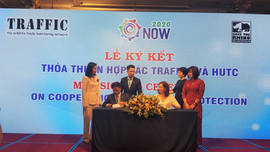 Ông Trương Quốc Hùng, Chủ tịch CLB Lữ hành UNESCO Hà Nội và bà Sarah Ferguson, Giám đốc Tổ chức TRAFFIC tại Việt Nam ký thỏa thuận hợp tác.