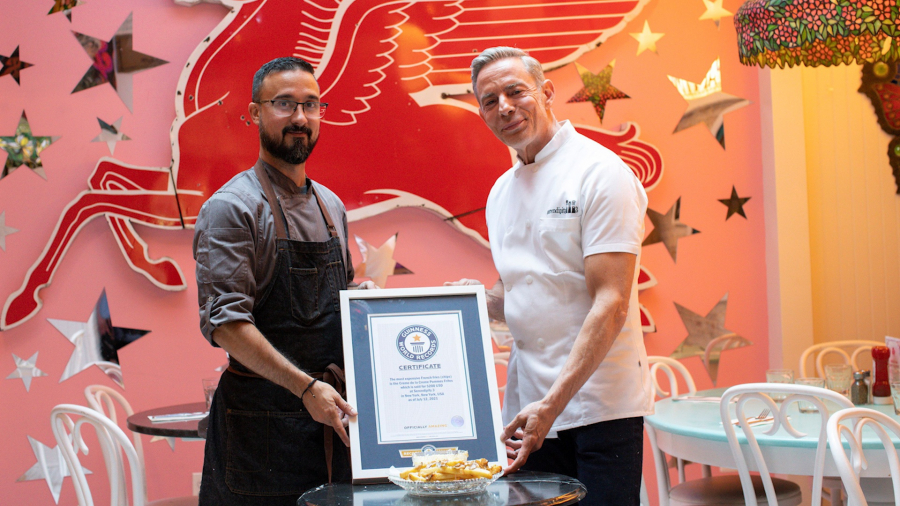Đầu bếp Frederick Schoen-Kiewert (trái) và Đầu bếp Joe Calderone tạo dáng với giấy chứng nhận Kỷ lục Thế giới Guinness cho món khoai tây chiên đắt nhất thế giới ở New York (Mỹ), ngày 23.7