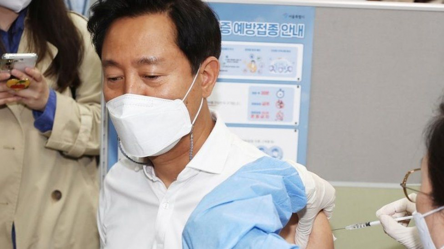 Kế hoạch tiêm chủng của Hàn Quốc còn chậm do thiếu hụt vaccine (ảnh minh họa: BBC).