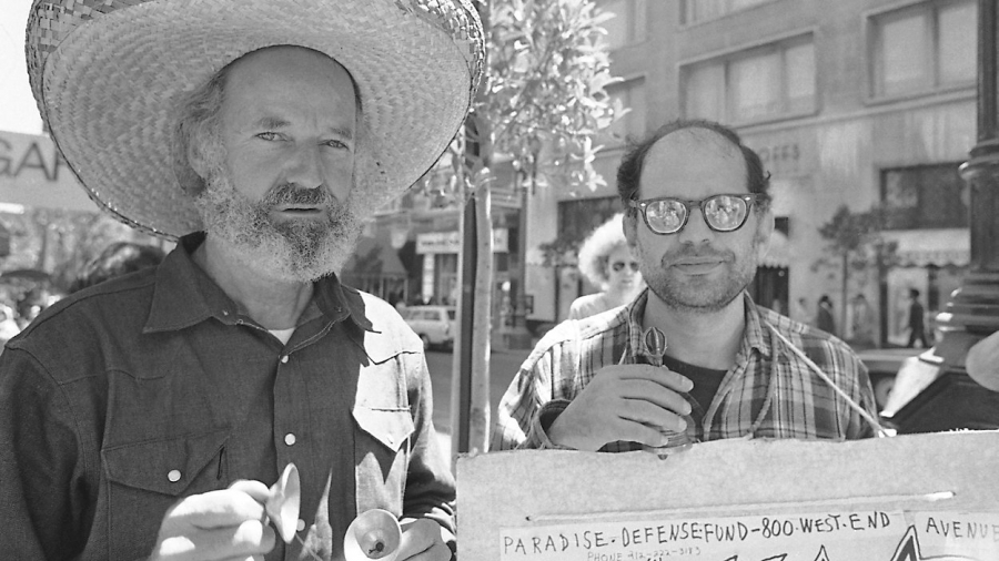 Lawrence Ferlinghetti và Allen Ginsberg (phải)