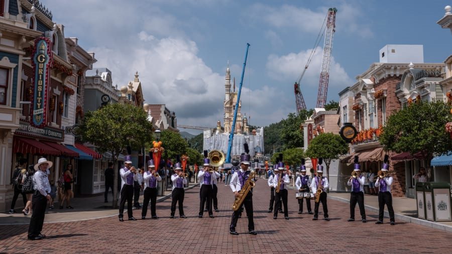 Công viên Disneyland tại Hong Kong vắng vẻ du khách đến tham quan.