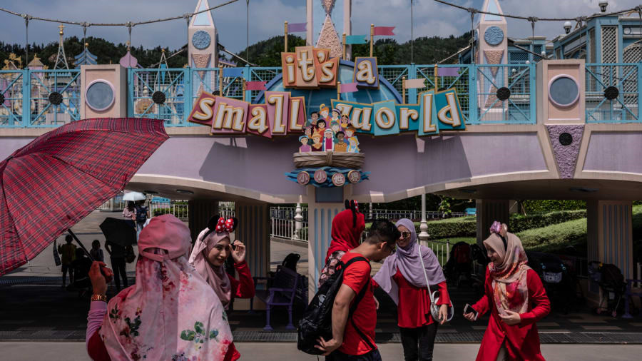 Disneyland Hong Kong đang lâm vào một cuộc khủng hoảng khi lượng khách du lịch ngày càng sụt giảm. 