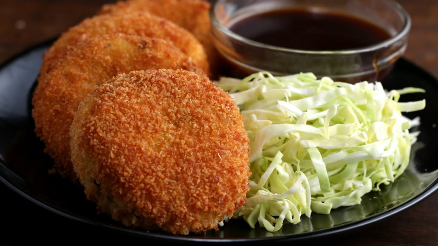 Korokke là phiên bản Nhật của món croquette - món khoai tây nghiền trộn với nước sốt Béchamel rồi đem chiên giòn, có xuất xứ từ Pháp.