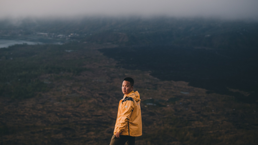 Nhiếp ảnh gia Bảo Khánh trầm ngâm khi đứng giữa núi đồi qua góc chụp của travel blogger Ngô Trần Hải An