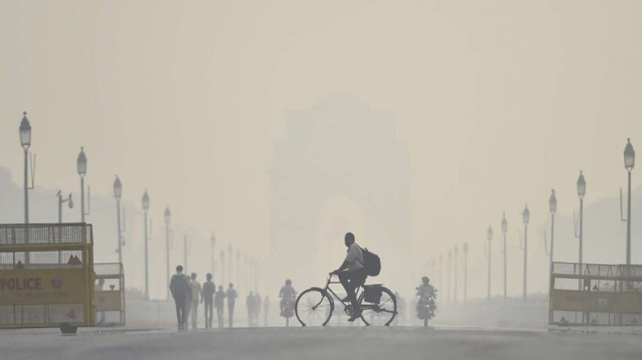 Trong những ngày gần đây, khói bụi đã bao trùm thành phố, làm giảm tầm nhìn nghiêm trọng, cản trở giao thông và đình đốn mọi hoạt động ngoài trời của người dân.