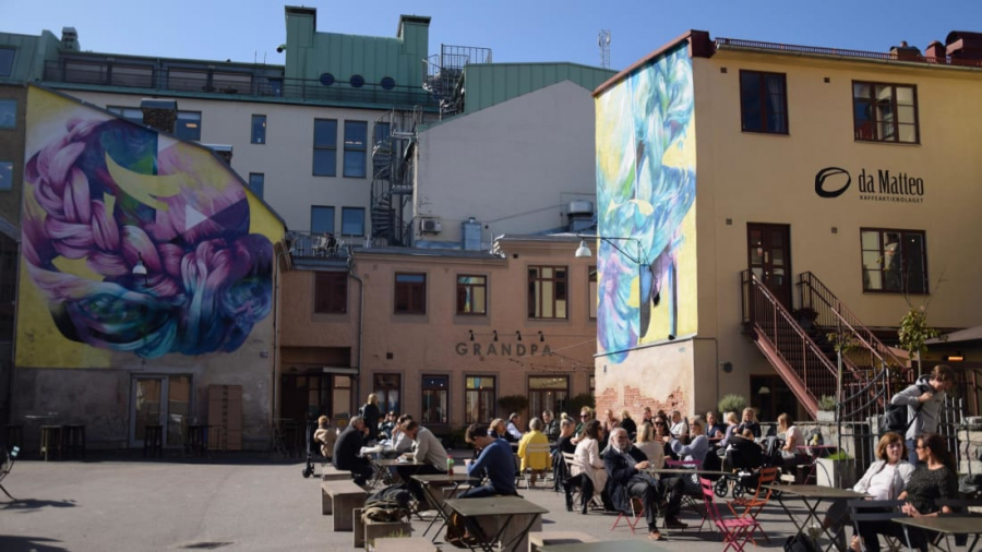 Nơi tốt nhất để trải nghiệm fika là Da Matteo, một tiệm bánh và cà phê được yêu thích ở khu Magasinsgatan thời thượng, với những chỗ ngồi trải dài ngoài sân giữa không gian nghệ thuật đường phố.