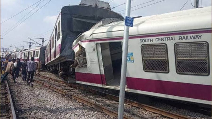 Hiện trường vụ hai tàu hỏa đâm nhau tại thành phố Hyderabad ngày 11/11