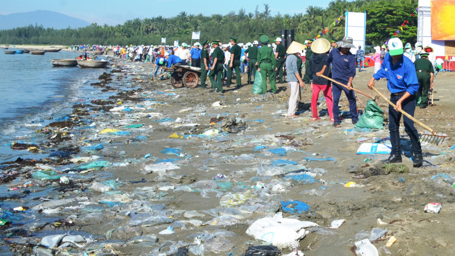 Người dân chung tay dọn sạch rác thải trên bờ biển.