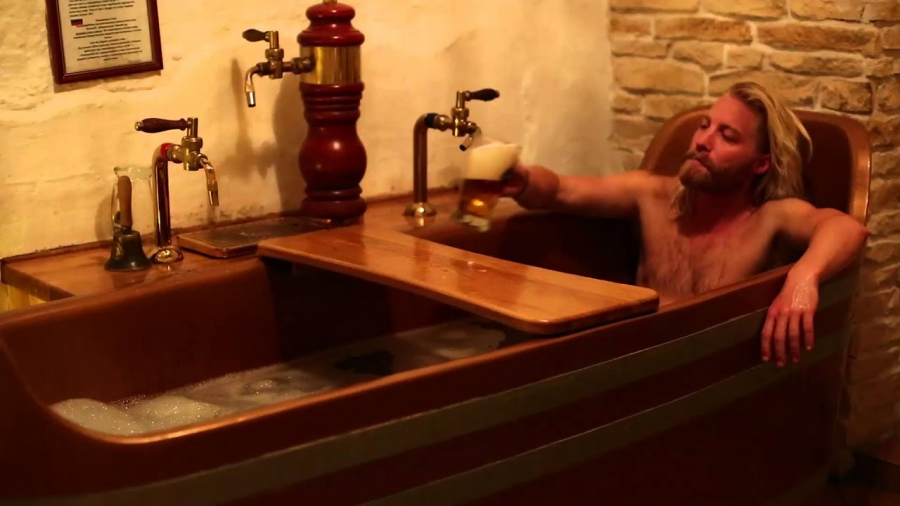 Du khách ngâm mình trong một bồn tắm lớn bằng gỗ sồi được đổ đầy bia