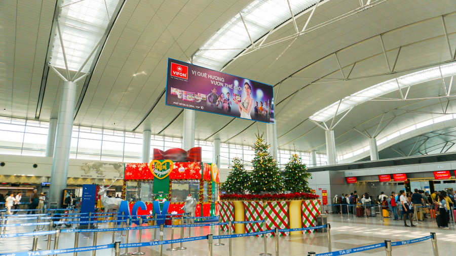 Trong mùa lễ hội, nhiều cửa hàng tại sân bay Tân Sơn Nhất đồng loạt triển khai chương trình ưu đãi - quà tặng hấp dẫn nhất trong năm