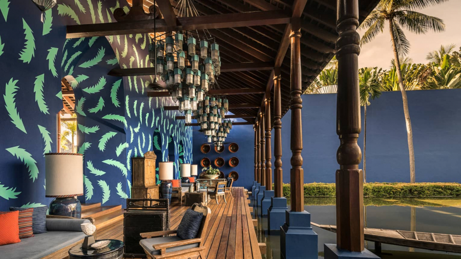 Điểm nhấn của Four Seasons Resort là bức tường in hình lá cọ màu xanh, đồ nội thất bằng gỗ và đèn chùm được cách tân từ hình ảnh đèn lồng cổ điển