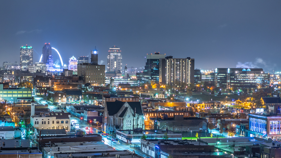 Khung cảnh thành phố St. Louis về đêm từ tầng thượng của khách sạn Angad Arts Hotel