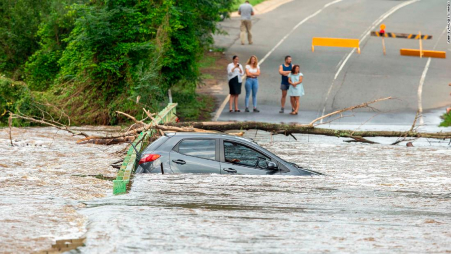 Một chiếc ô tô bị nước lũ cuốn trôi trên cây cầu bắc qua sông Nepean ở thị trấn Cobbitty, Australia hôm 10/2