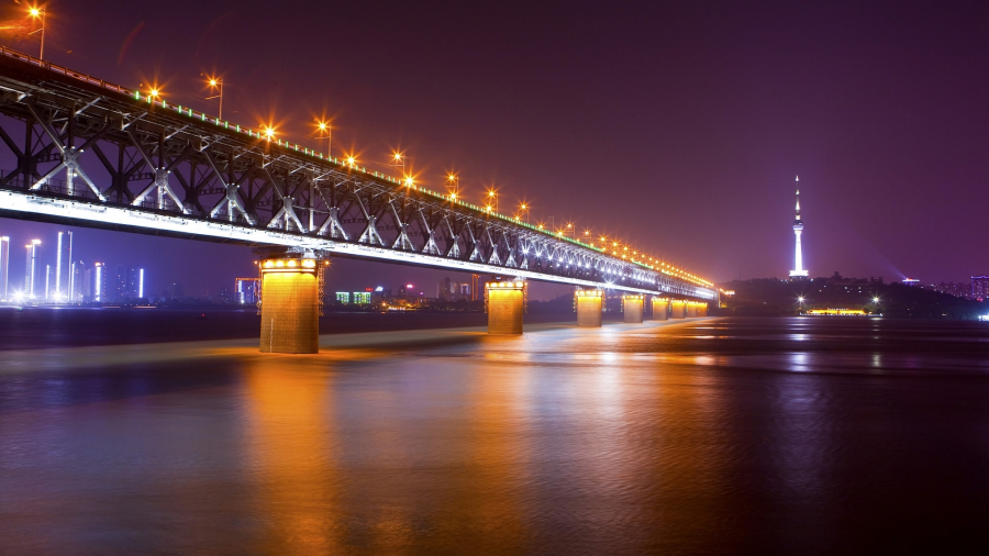 Cầu Dương Tử rực rỡ trong đêm