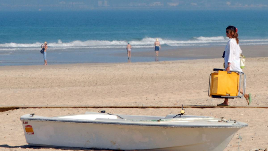 Bãi biển bắt đầu đông người hơn từ 26/4, khi Tây Ban Nha nới lỏng các hạn chế