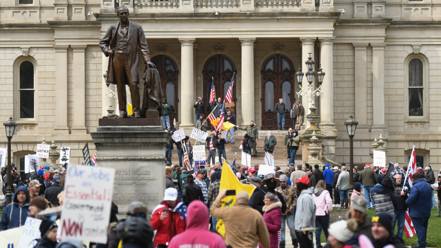 Các cuộc biểu tình yêu cầu dỡ phong tỏa tiếp tục diễn ra tại nhiều bang của Mỹ, như ở Michigan, nhiều người biểu tình mang theo súng tập trung ở sảnh tòa nghị viên đòi thống đốc mở cửa kinh tế, song đã bị cảnh sát ngăn lại