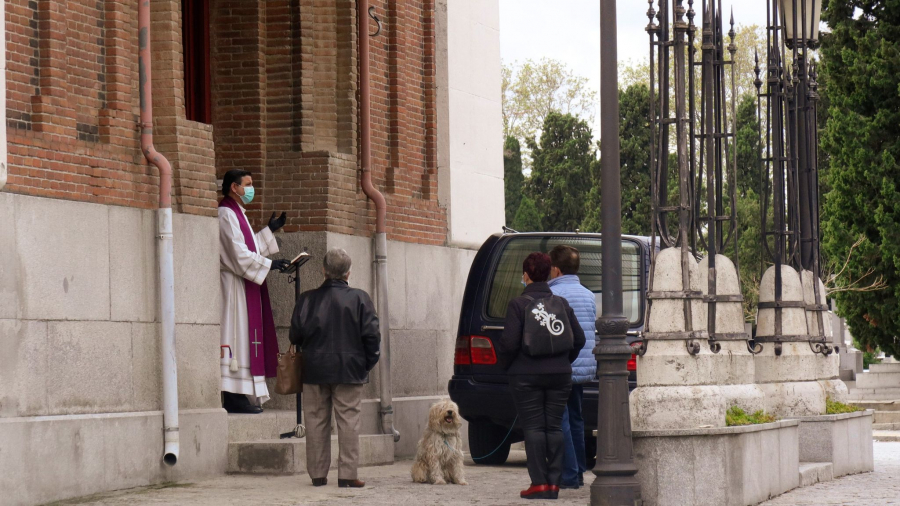 Có những nhà thờ ở Tây Ban Nha tổ chức 6 đám tang/giờ, các xe tang chỉ dừng trước cửa để làm lễ rồi rời đi