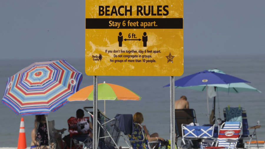 Một biển báo yêu cầu giữ khoảng cách an toàn ở bãi biển Clearwater, Florida, Mỹ