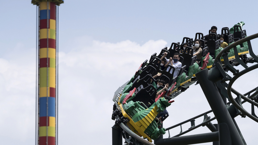 Du khách chơi tàu lượn siêu tốc ở Legoland Nhật Bản tại Nagoya, sau khi công viên này mở cửa trở lại vào ngày 23/5