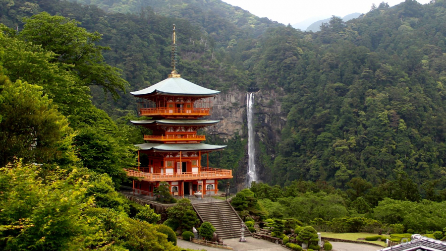 Khung cảnh đền Kumano Nachi Taisha còn thêm ấn tượng với dòng thác Nachi cao 133 m