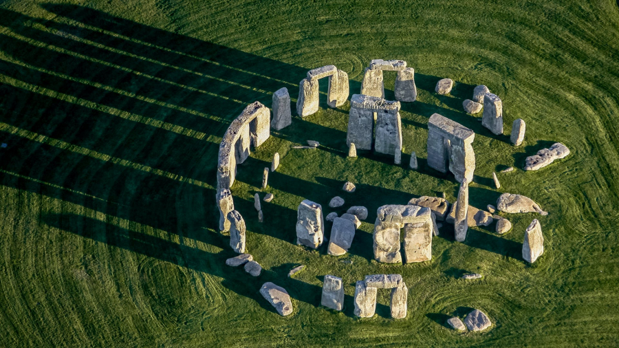 Stonehenge là địa điểm nổi tiếng, được UNESCO công nhận là Di sản Văn hóa Thế giới, nhưng nhiều câu hỏi về các khối đá lớn xếp thành vòng tròn này vẫn chưa có lời giải đáp