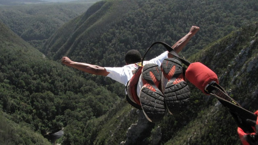 Du khách nhảy bungee ở Nam Phi
