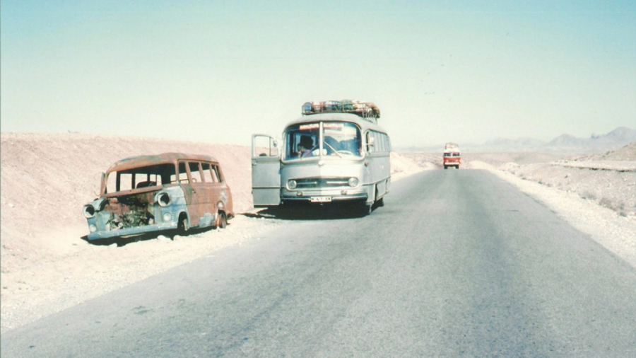 Tuyến xe bus đường dài này được lấy cảm hứng từ những chuyến xe bus Hippie Trail đi khắp thế giới vào những năm 1950 và 1960