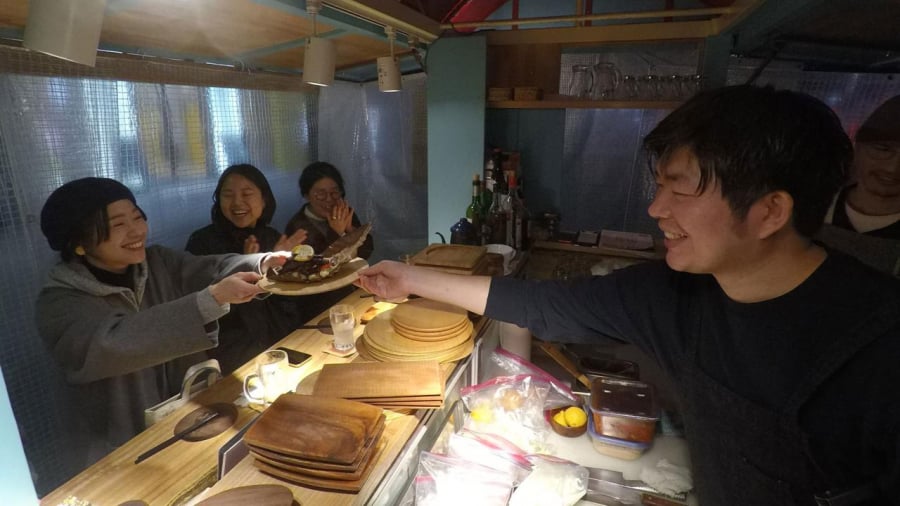 Kensuke Kubota phục vụ khách hàng tại yatai Telas & Mico của mình