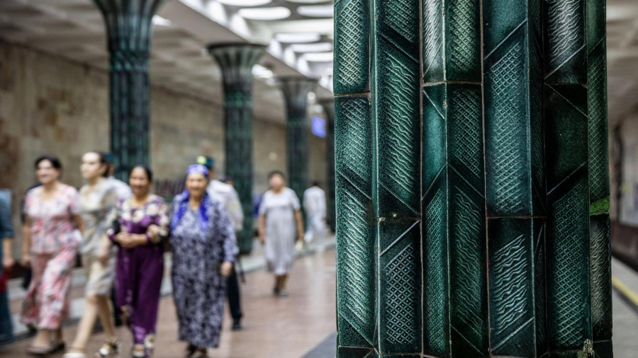 Hệ thống tàu điện ngầm ở Tashkent là phương tiện giao thông rẻ và phổ biển cho người dân