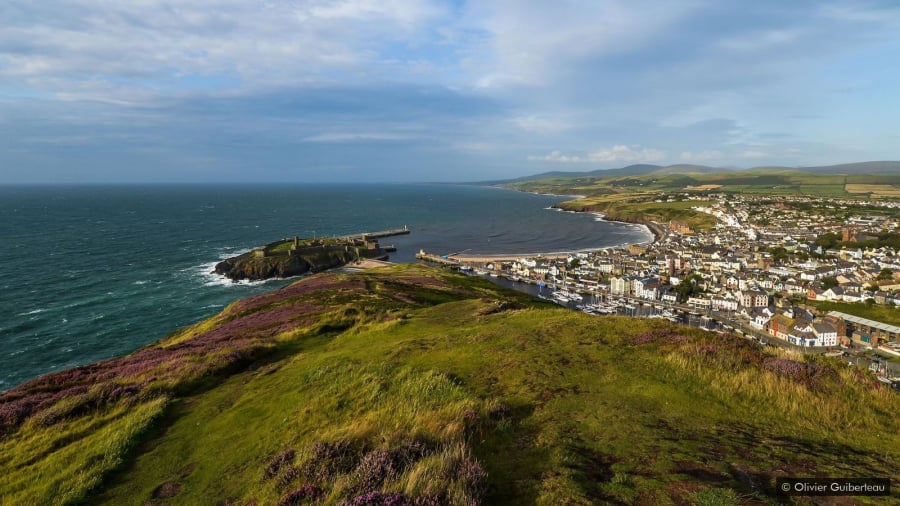 Giống như các đảo Jersey và Guernsey thuộc English Channel, Isle of Man là một đảo thuộc địa của Hoàng gia Anh