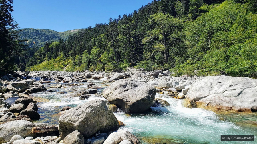 Nằm bên cạnh sông Kurobe ở sâu trong dãy núi Alps của Nhật, onsen xa nhất của Nhật phải mất 2 ngày để tới được
