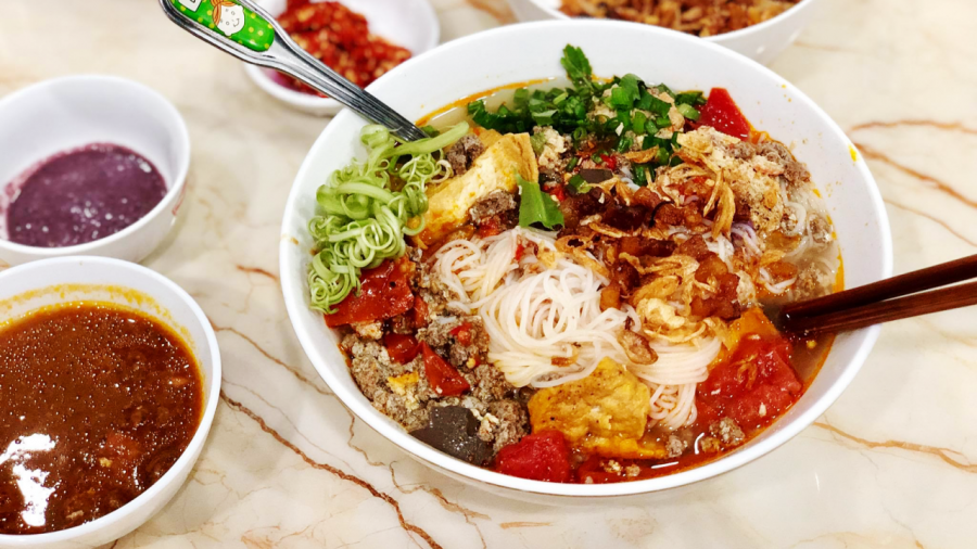 Bún riêu có vị chua tươi, vì vậy người Việt thích thưởng thức vào mùa hè. 