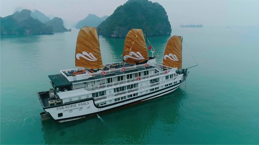 Mỗi du thuyền Paradise Sails có chiều dài 41,5 m, gồm 4 tầng với 17 phòng đầy đủ tiện nghi, nhà hàng, quầy bar cùng với các dịch vụ chăm sóc, thư giãn