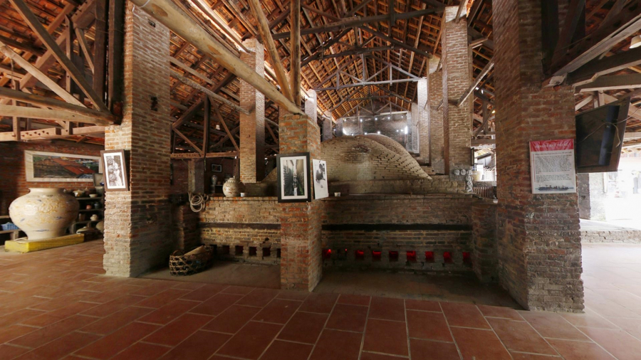 Lò Bầu ở Bát Tràng được ra đời từ cuối thế kỷ XIX, là lò nung gốm sử dụng củi để đun đốt