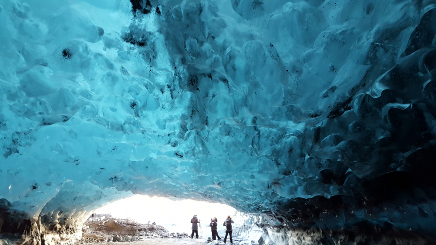 remember-your-camera-on-an-ice-cave-tour-in-vatnajoekull-2