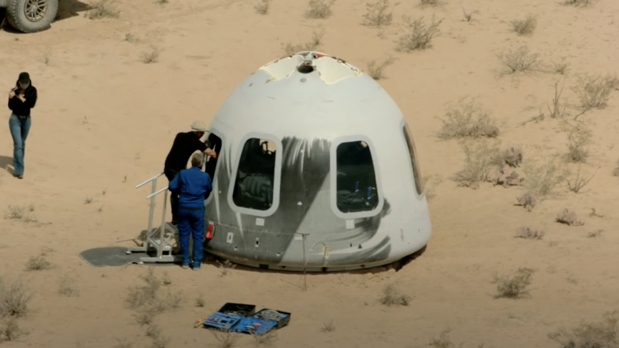 Bộ tăng áp của New Shepard tách khỏi khoang hành khách và trở về mặt đất an toàn.