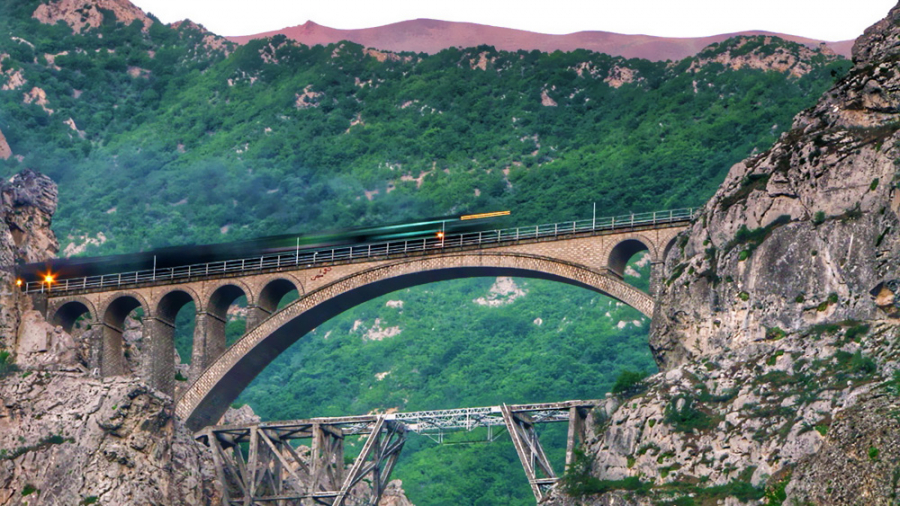 Tuyến đường sắt đi qua cầu Veresk treo leo bên hai vách đá.